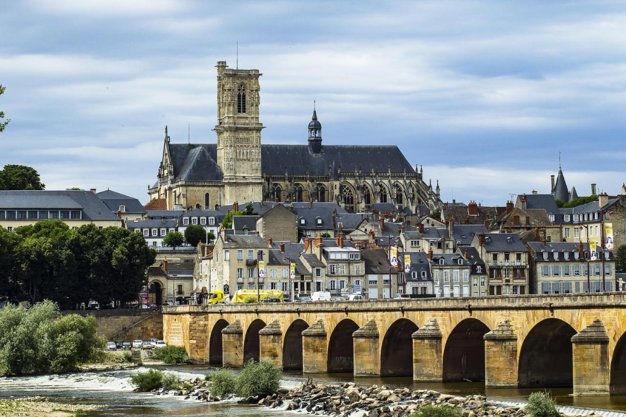 Sejour Tout Confort En Plein Coeur De Nevers, Studios Galet-Carbone Ou Terra Cotta ภายนอก รูปภาพ